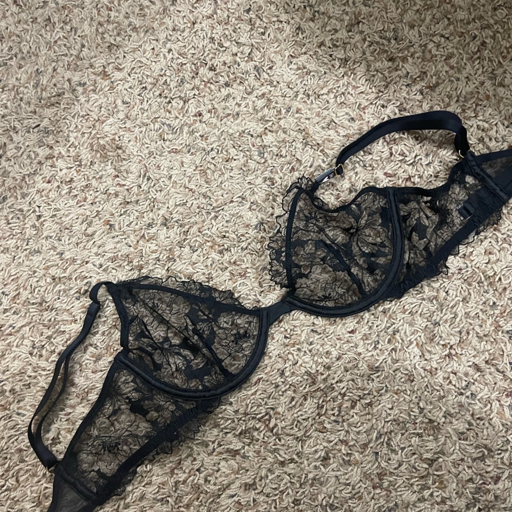 VS black lace bra